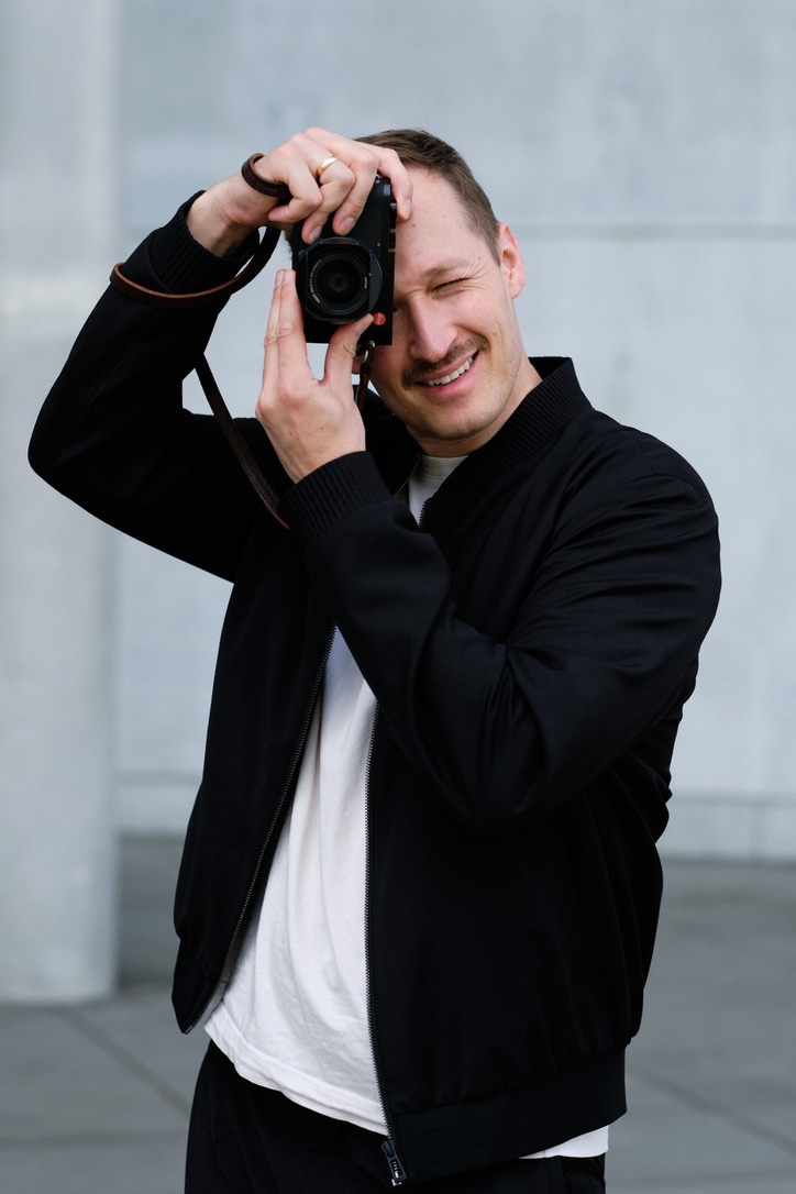 Fotograf Emanuel A. Klempa mit seiner Kamera in München