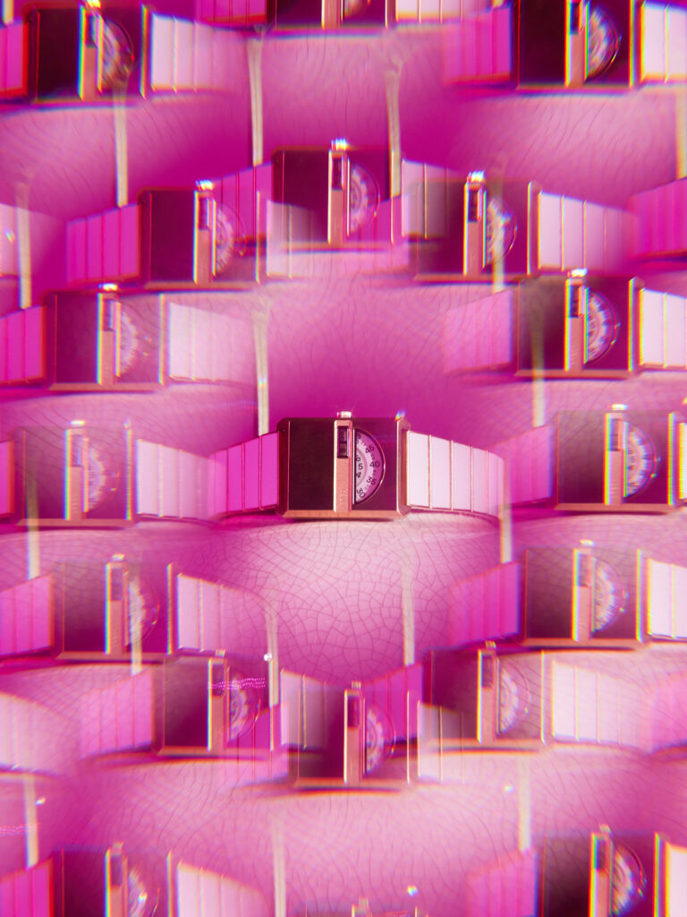 Emanuel Klempa, Fotograf München. Eine silberne Stilllife-Armbanduhr mit rechteckigem Zifferblatt wiederholt sich in einem kaleidoskopischen rosa Muster, das einen surrealen, abstrakten Werbefoto-Effekt auf einem strukturierten rosa Hintergrund erzeugt.