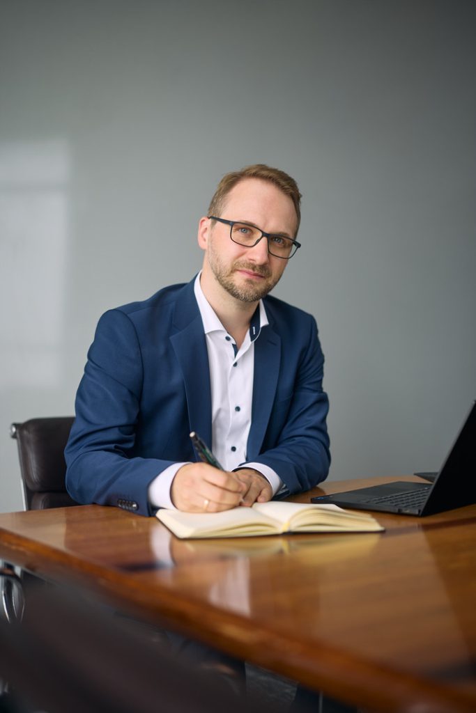 Businessportrait eines Beraters. Er trägt einen blauen Anzug. Businessfotograf Emanuel A. Klempa