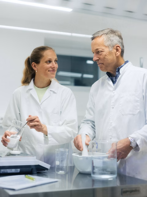 Neulich hatte ich ein wirklich tolles Fotoshoot bei dieser nachhaltigen Bio-Kosmetikfirma. Wenn man jetzt Kosmetik hört, denkt man gleich: Photoshop, teure Agenturmodelle, und das Ergebnis hat nichts mehr mit der Realität zu tun… 
✨ Aber das muss gar nicht immer der Fall sein. Okay, ich gebe zu, ich habe ein Fremdlogo von einem T-Shirt und von einem Kittel entfernt. Aber zu diesem Business passt ein natürlicher Look einfach viel besser, als der polierte Plastik-Look, den wir sonst aus der Werbung gewöhnt sind. 
👉 Deswegen ist es wirklich wichtig vor jedem Business Fotoshooting zu besprechen, wie du dein Unternehmen zeigen möchtest und wer deine Zielgruppe ist.
📸 Wenn du das auch so siehst, dann lass uns reden. Gemeinsam finden wir heraus, wie wir dein Business so präsentiere , dass deine Markenwerte zur Geltung kommen und deine Zielgruppe sich gleich abgeholt fühlt.