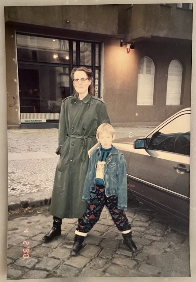 Digne Meller Marcovicz mit dem jungen Emanuel Klempa in Berlin
